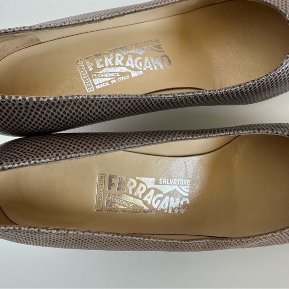 Salvatore Ferragamo two-tone lizard or snakeskin-print leather pumps - Picture 7 of 9